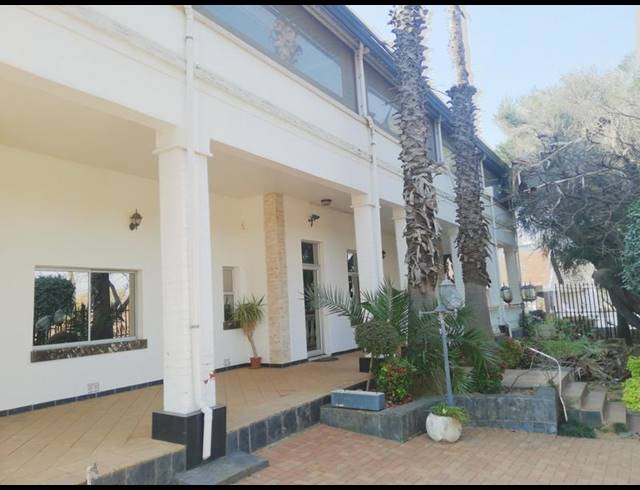 10 BEDROOM HOUSE FOR SALE IN BEZUIDENHOUT VALLEY